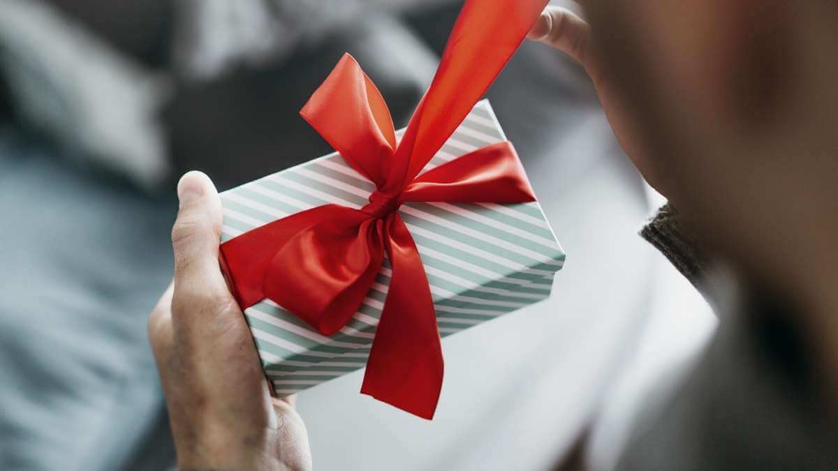 “As an escort, do you give presents to your clients?”