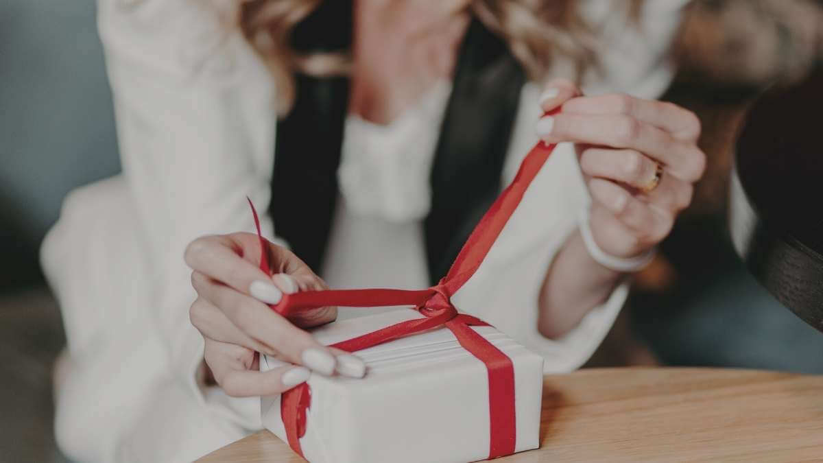 Giving gifts to your escort is an art. Here’s how to get it right.