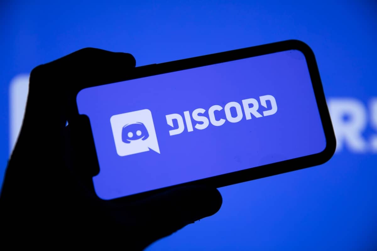 social-media-platforms - smartphone with Discord logo