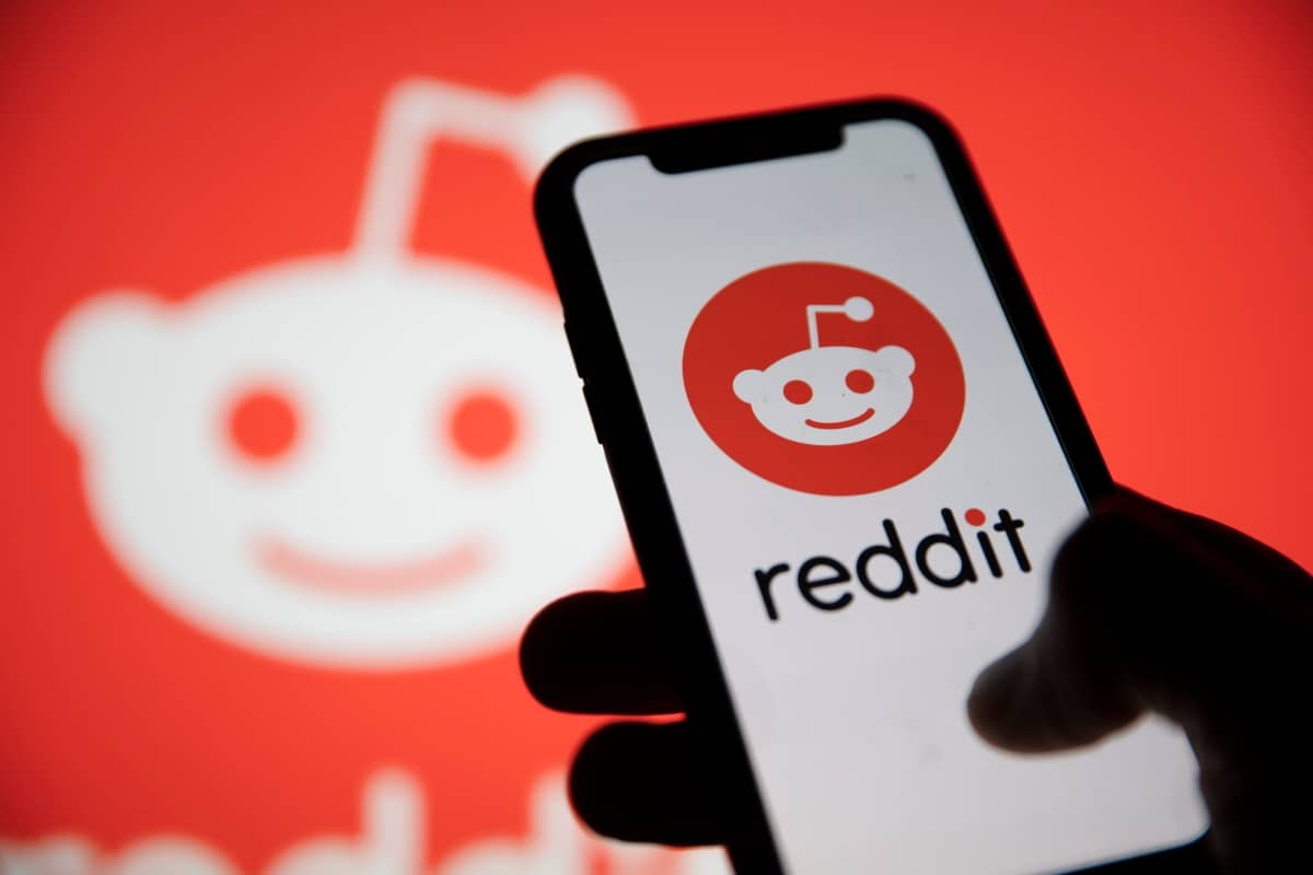 social-media-platforms - smartphone with Reddit logo