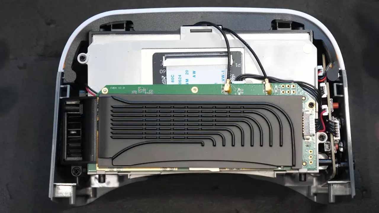 Two patch antennas on the goggle front