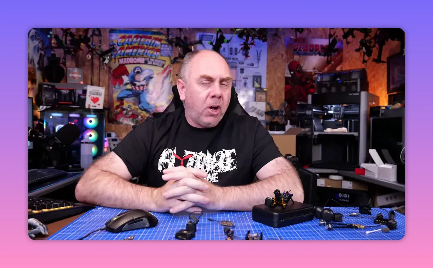 Presenter speaking in an FPV workshop about the still-unknown cause of the DJI O4 Pro 2026 gyro issue