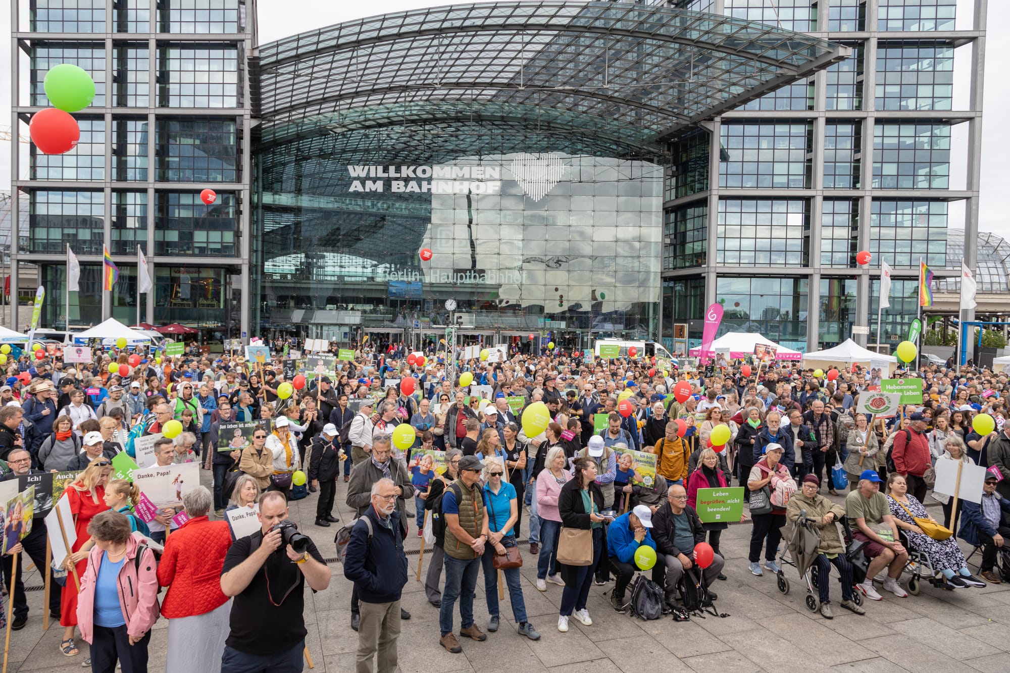 „Demokratie bedeutet universale Menschenwürde, Lebensrecht von der Zeugung bis zum natürlichen Tod und Tötungsverbot Unschuldiger.“